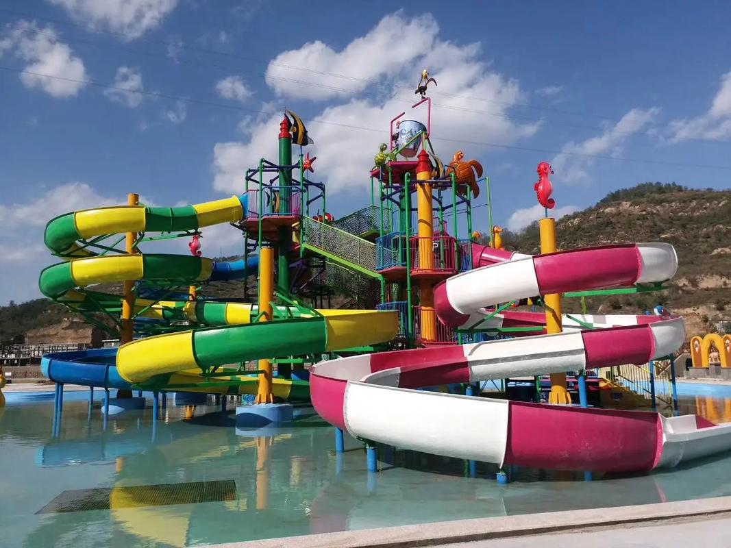 華隆環(huán)?？萍?主要生產(chǎn) 經(jīng)營(yíng):水上樂(lè)園設(shè)備 水滑梯